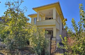 Altınoluk 240m² Arsa İçinde Satılık 2 Adet Ayrı Girişli 2+1 Daire