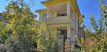 Altınoluk 240m² Arsa İçinde Satılık 2 Adet Ayrı Girişli 2+1 Daire