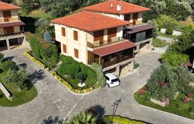 Altınoluk Satılık Villa | Havuzlu Sitede | Deniz Manzaralı | Özel Otopark & Şarj İstasyonlu