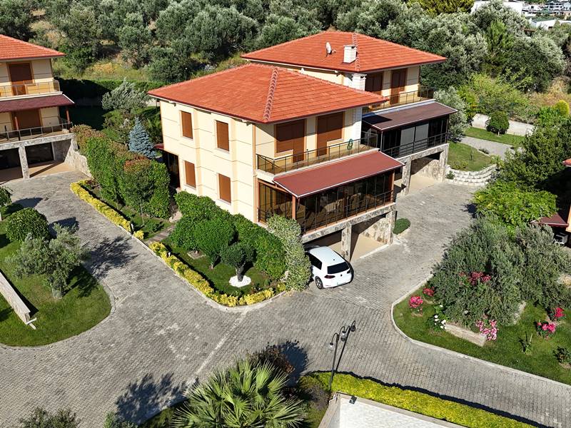 Altınoluk Satılık Villa | Havuzlu Sitede | Deniz Manzaralı | Özel Otopark & Şarj İstasyonlu